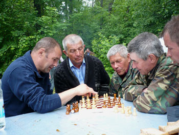 За шахматной доской В.С. Андреев и Р.В. Кузнецов